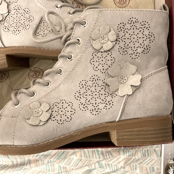 Gray Boots - Picture 2 of 5